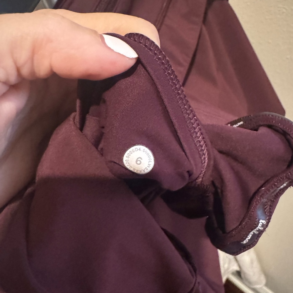 Lululemon Play off the Pleats Tennis Skirt in Burgundy - Picture 3 of 3